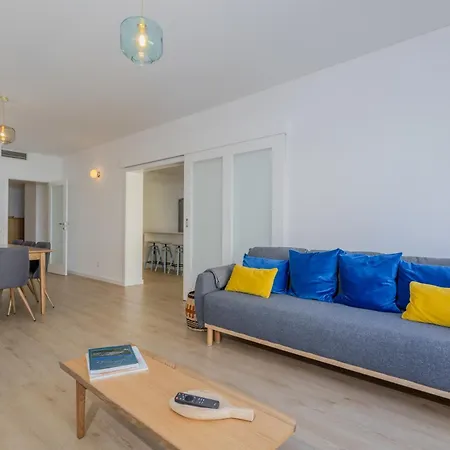 Avenida Blue - 3 Bedroom - Private Parking